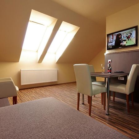 Corvin Apartman Gyula Luaran gambar