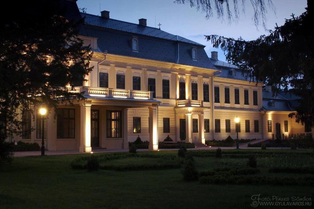 Corvin Apartman Gyula Luaran gambar