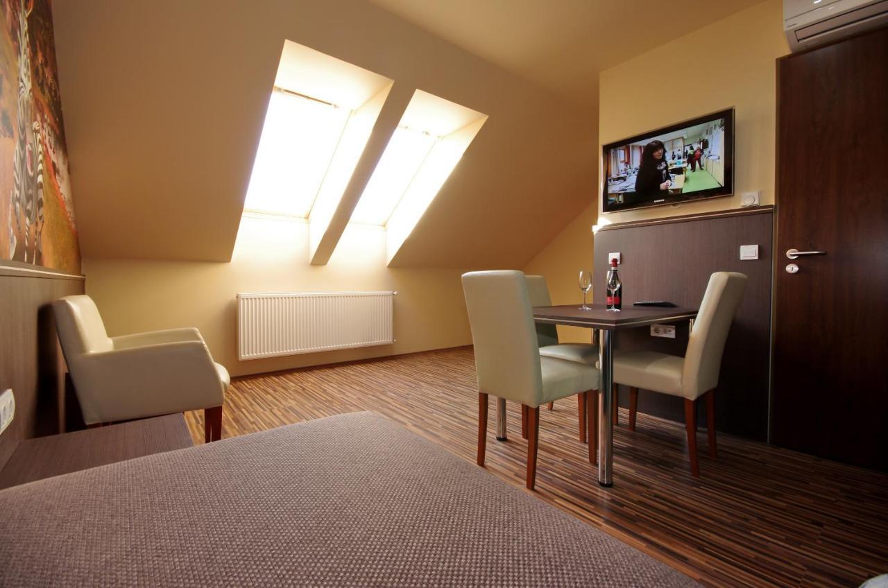 Corvin Apartman Gyula Luaran gambar
