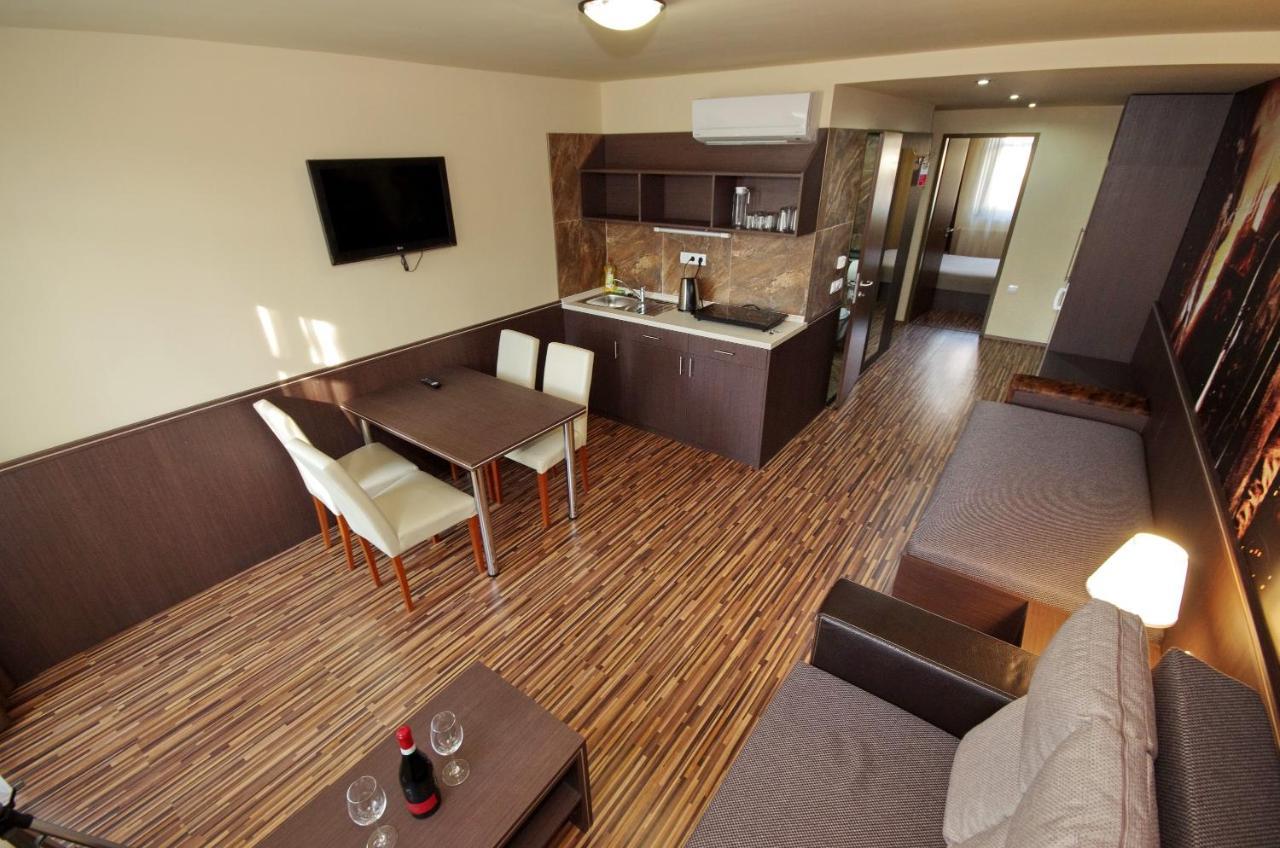 Corvin Apartman Gyula Luaran gambar