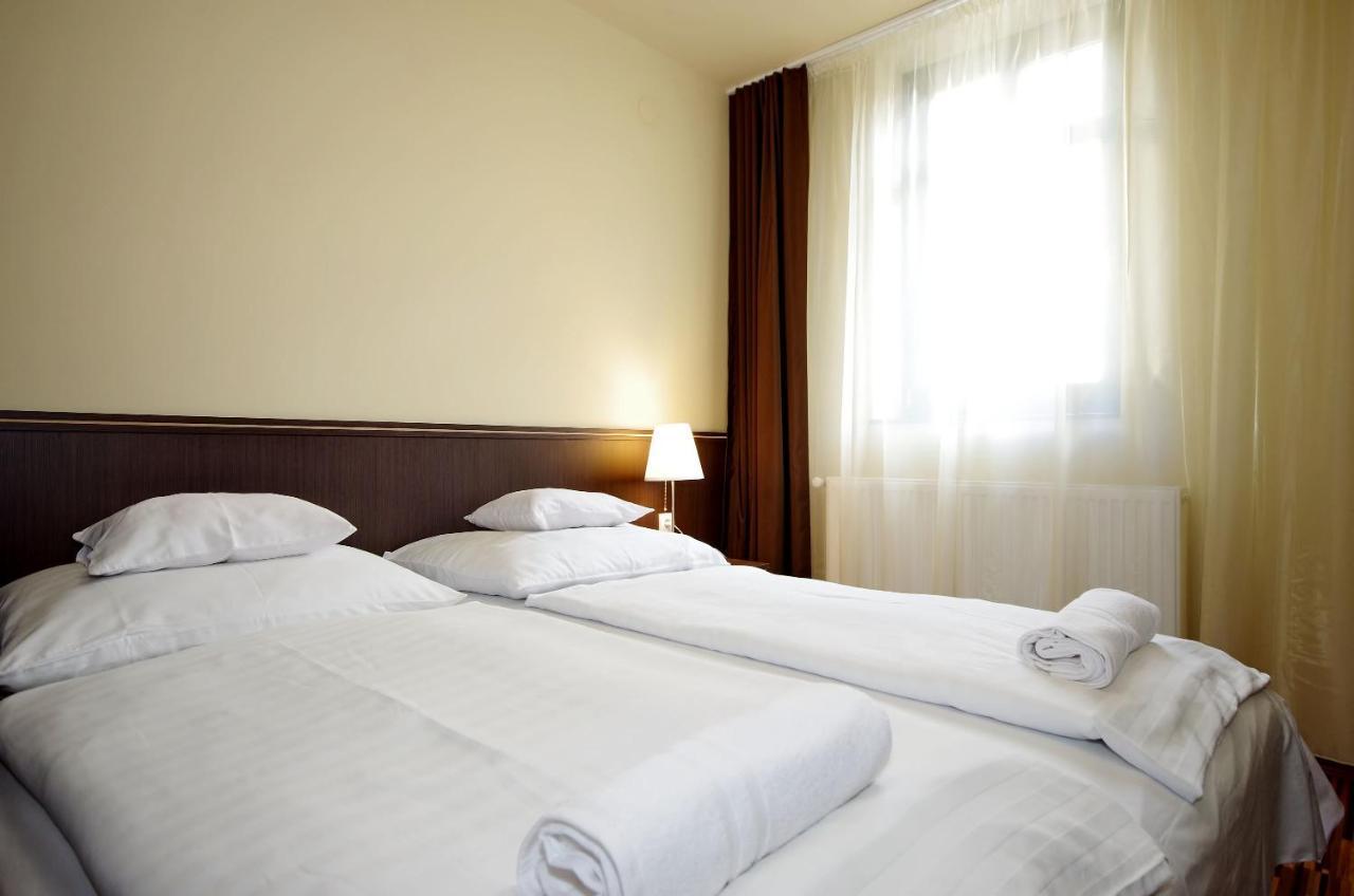 Corvin Apartman Gyula Luaran gambar