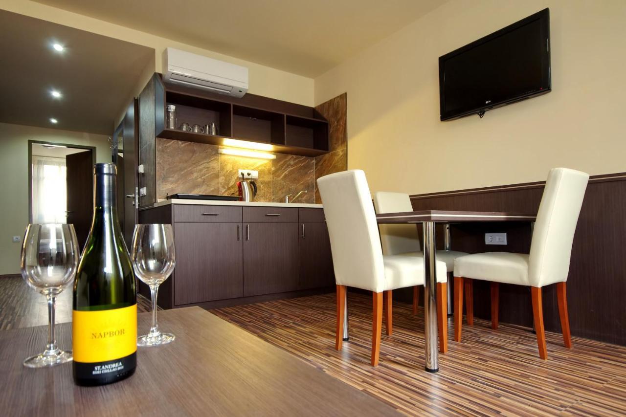 Corvin Apartman Gyula Luaran gambar